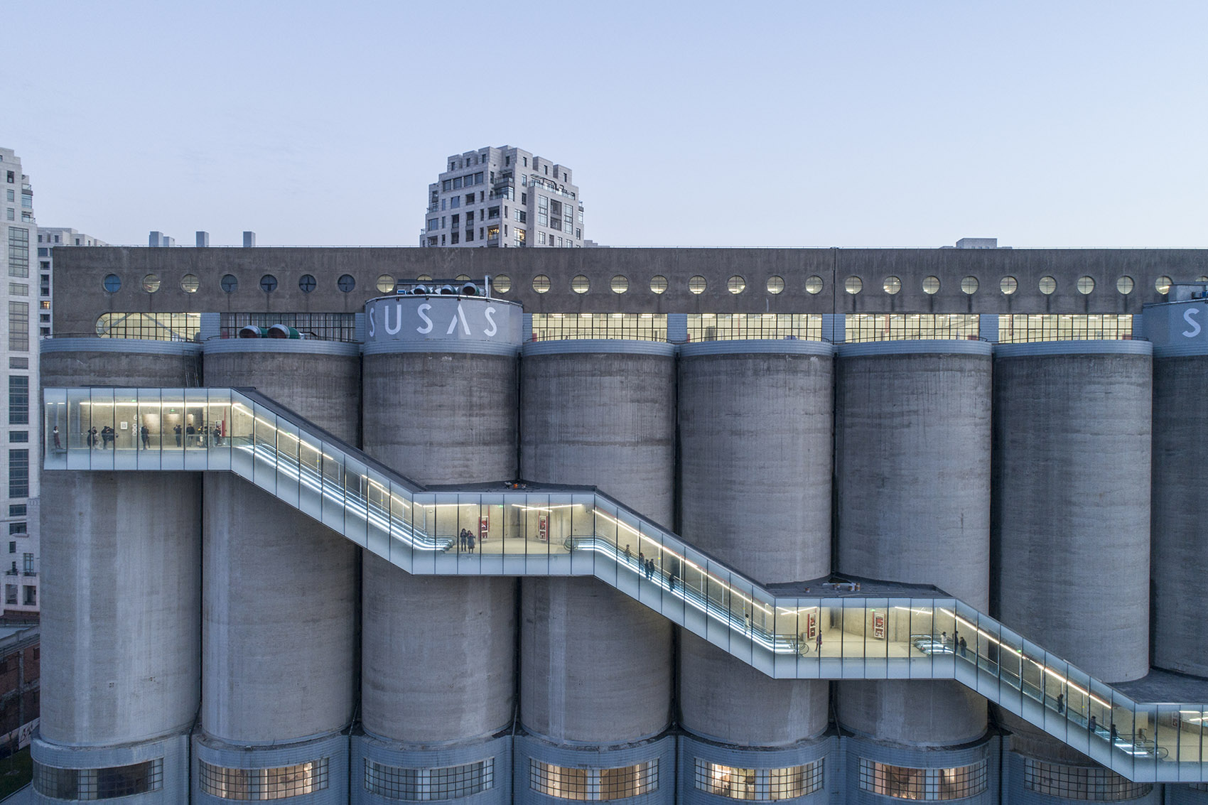 025-renovation-of-80000-ton-silos-on-minsheng-wharf-china-by-atelier-deshaus.jpg