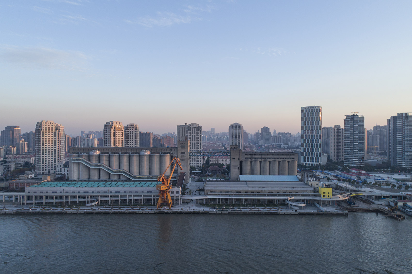 022-renovation-of-80000-ton-silos-on-minsheng-wharf-china-by-atelier-deshaus.jpg